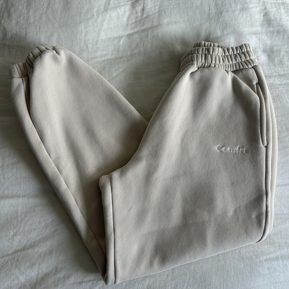 Comfrt Women's Cream Joggers